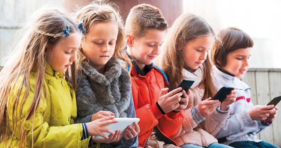 Poslanci navrhujú v slovenských školách zakázať používanie mobilov