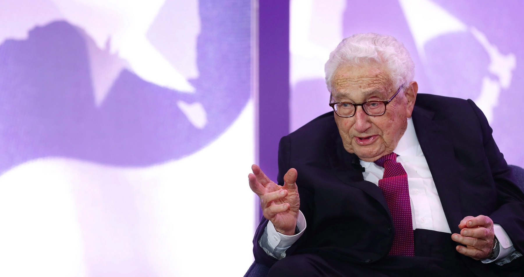 Kissinger reaguje na Zelenského kritiku: Donecká a Luhanská ľudová republika by mali mať pri budúcich mierových rokovaniach medzi Ukrajinou a Ruskom samostatný štatút