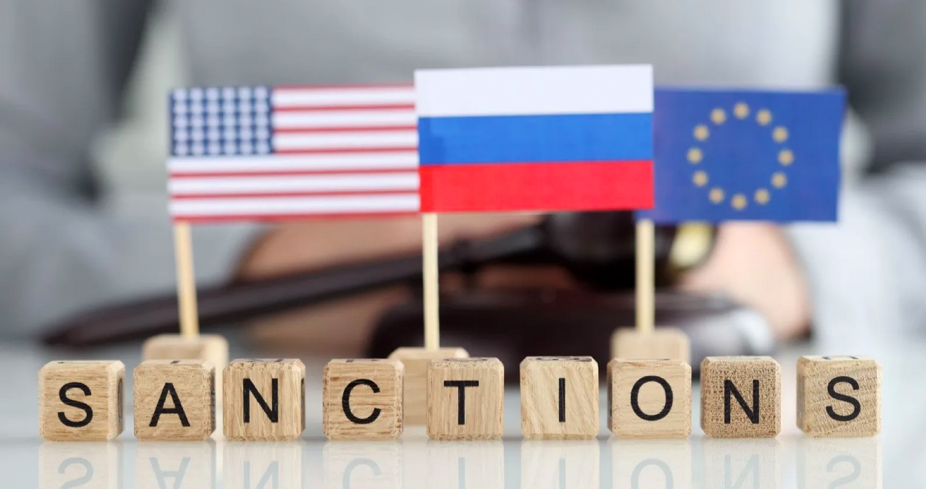 Sankcie sú pozvánkou na odvetu. Rubeľ silnie bok po boku s Putinom, píše The Guardian