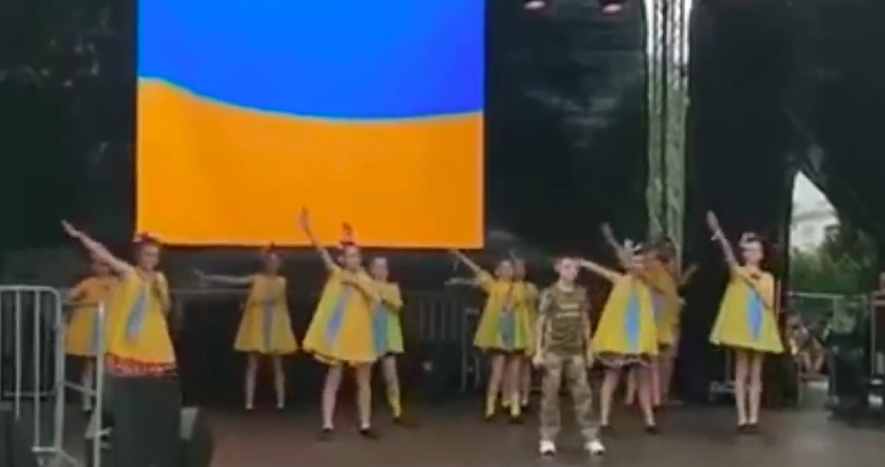 VIDEO: Ukrajinské děti zpívaly neoficiální hymnu Luftwaffe a dívky měly v choreografii během tance dokonce i hajlování! Ve skutečnosti jde o skladbu proletářů a odborářů z NDR, která má původ ve francouzské lidové písni z Bretaně! Skladba je omylem na Ukrajině považována za píseň německých letců Luftwaffe, protože její pochodový rytmus se podobá německým flétnovým maršům! 