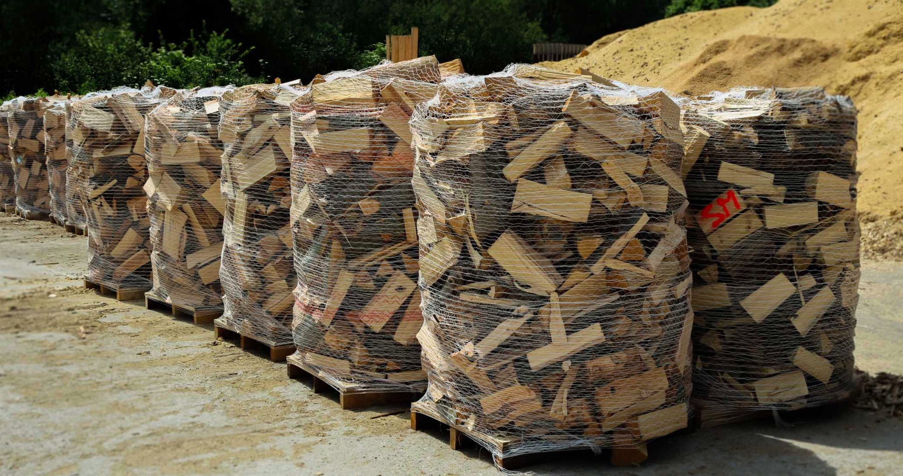 Ľudia na Slovensku zháňajú palivové drevo, záujem je enormný . Dopyt po ňom je o 45 percent vyšší ako v minulom roku. Na domácnosť stanovili maximálny limit 