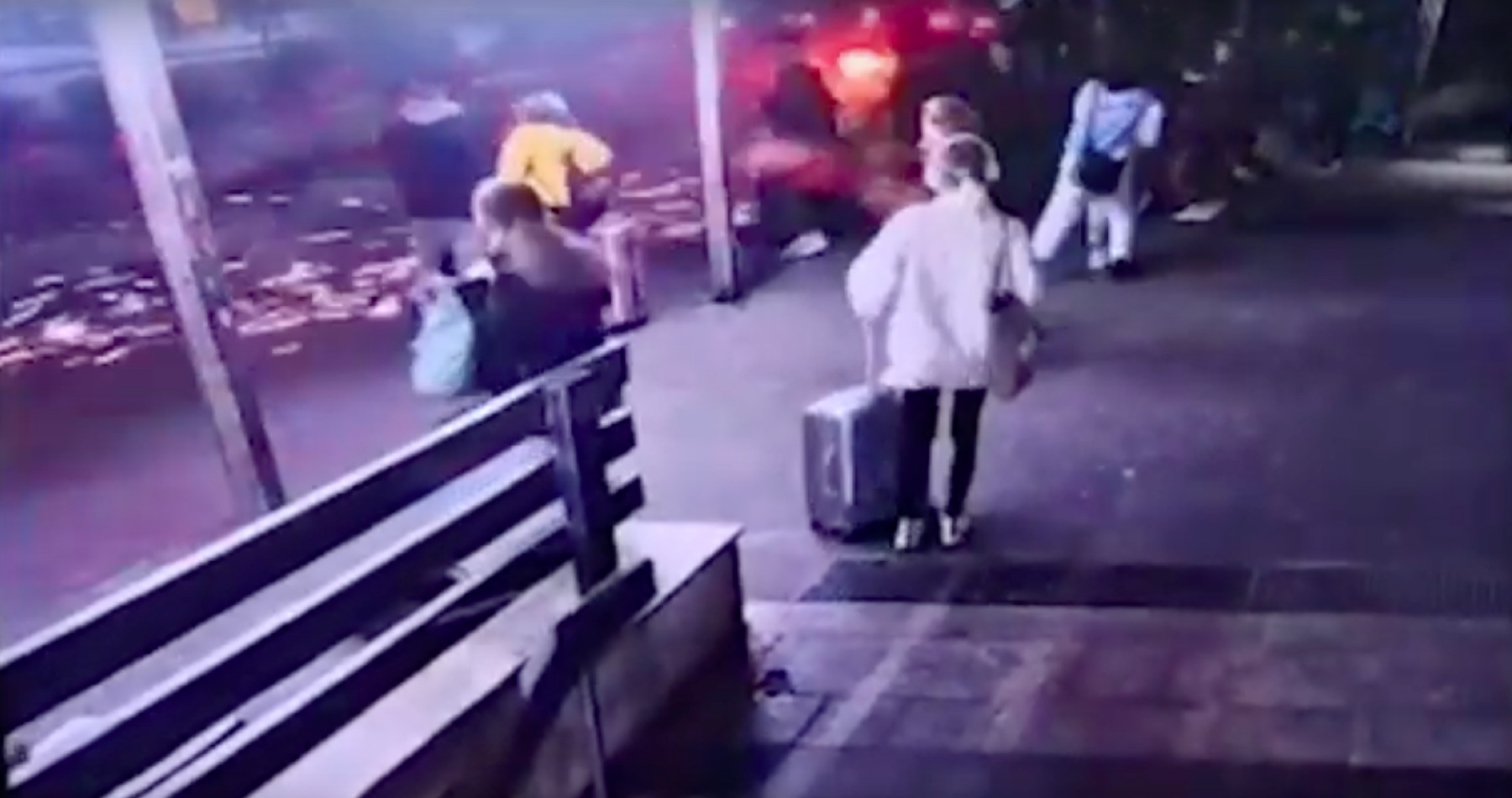 VIDEO: Opitý a agresívny vplyvný funkcionár nepočujúcich športovcov zabil počas šialenej jazdy svojim autom piatich ľudí čakajúcich na bratislavskej autobusovej zastávke. Očitý svedok komentoval incident