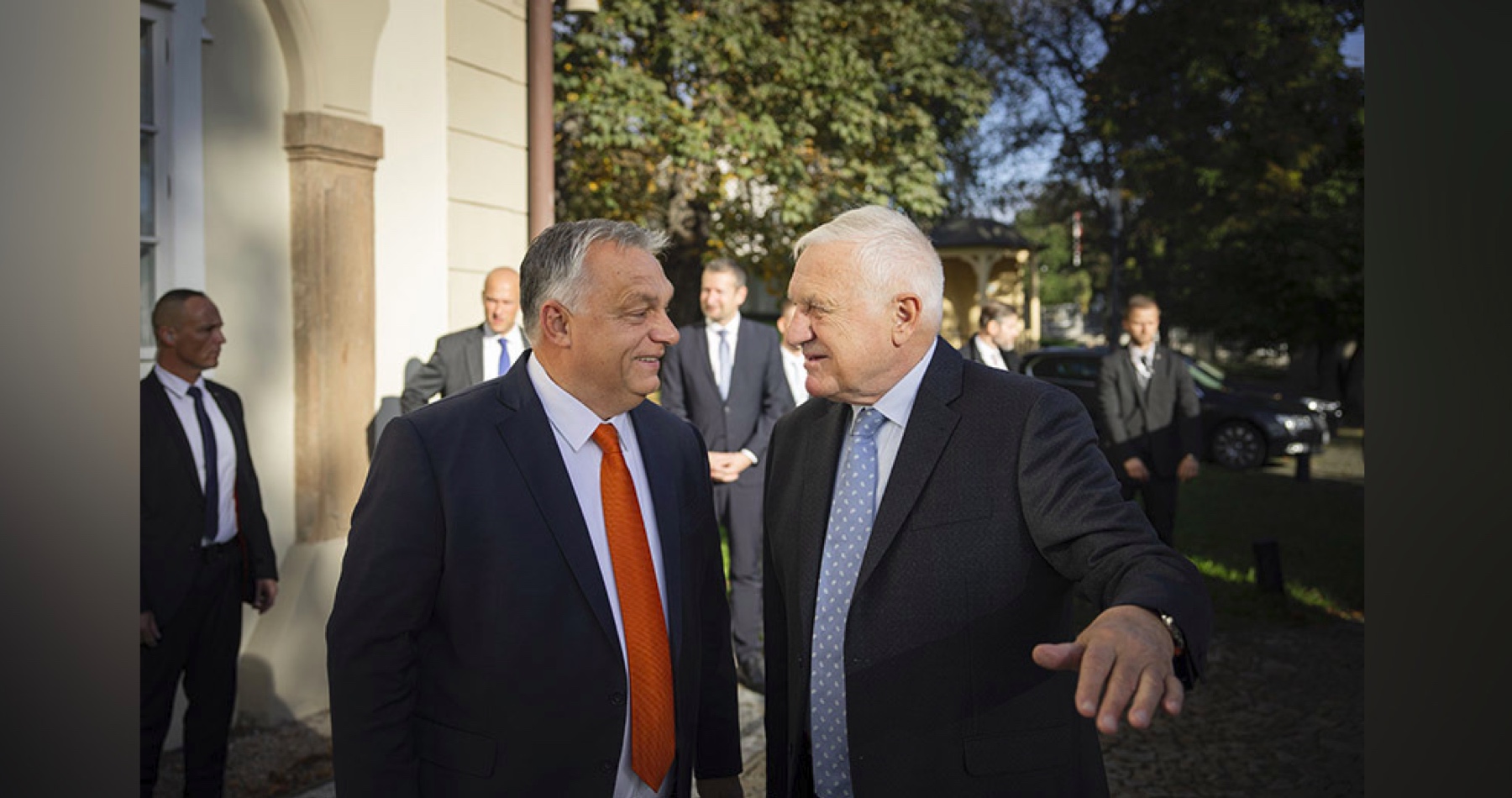 Orbán u Klause: Porada disidentů před hradní Macronovou šáškárnou. Klaus: Potřebovali u nás Fialu, aby mohli zničit zbytky naší suverenity. Chtějí vytvořit US(E). Jakl: Maďaři své zájmy hájit umějí