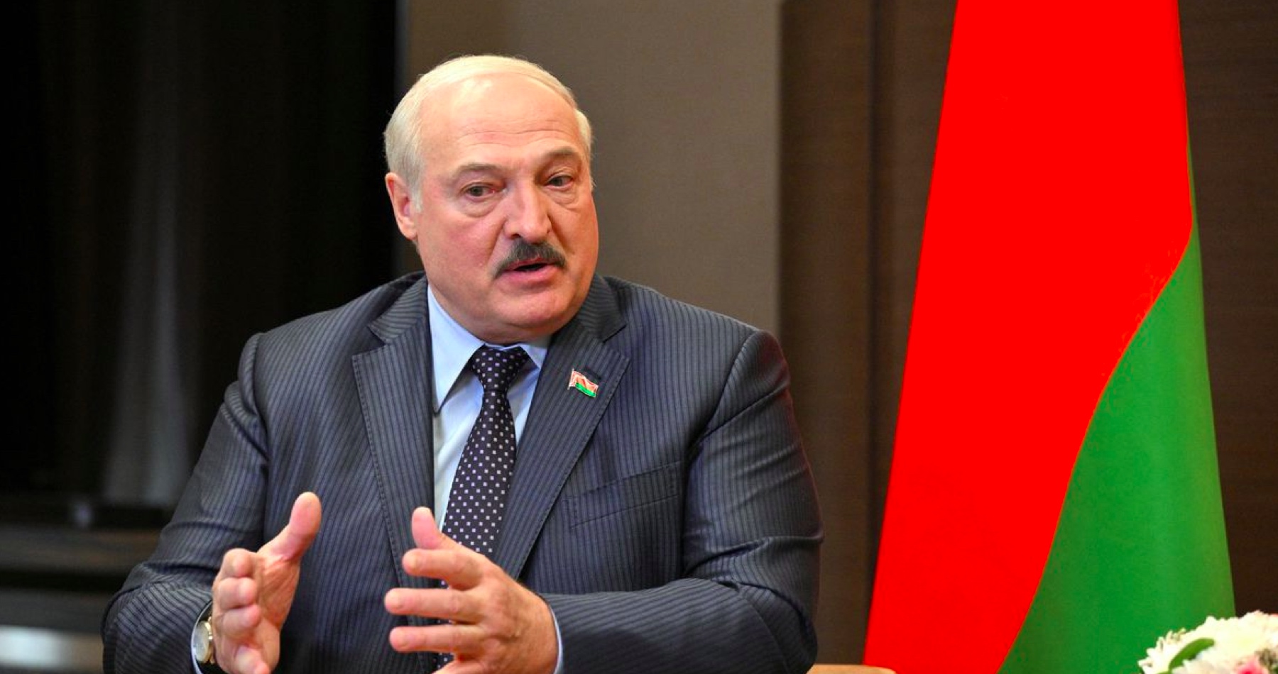 Hlavná chyba Ukrajincov je porušovanie typického princípu vyjednávania v podobe kompromisu. Zvlášť pri rozhovoroch s obrovským Ruskom. Musíte si najprv sadnúť za rokovací stôl a až tam predložiť svoje podmienky, vyhlásil Lukašenko