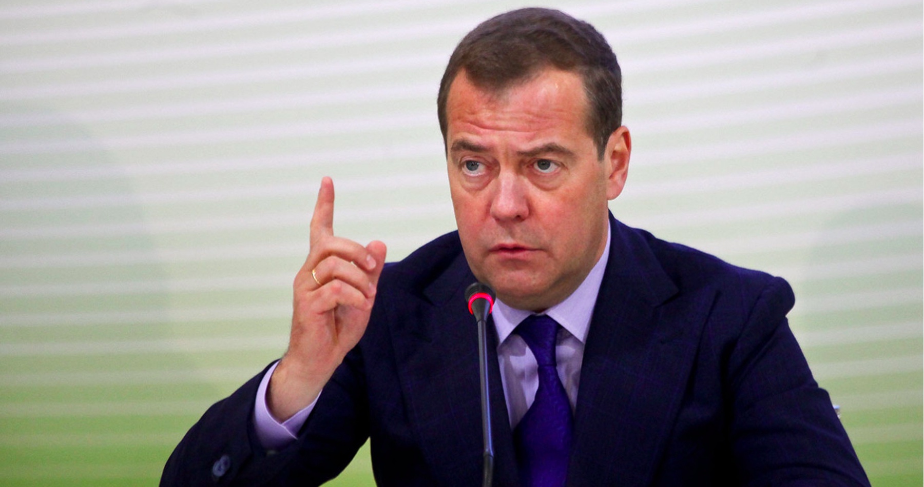 Medvedev: „Ukrajina zvíťazí, ale nie ako povedal šéf NATO. Jej víťazstvo bude spočívať v dosiahnutí osekanej územnej celistvosti, po ktorej môže zasadnúť za rokovací stôl. Povýšenci z NATO rýchlo zabúdajú na štátne prevraty, ktoré ich organizácia uskutočnila v suverénnych krajinách po celom svete, keď zvrhla legálne zvolené hlavy štátov a zabila desaťtisíce civilistov - starcov, žien a detí“