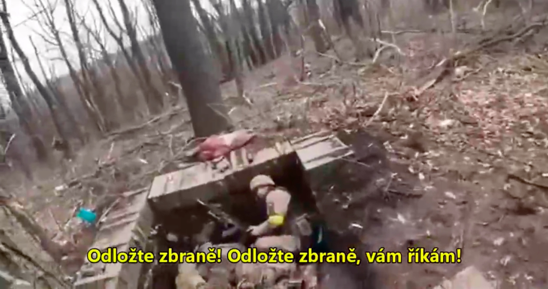VIDEO: Děsivé záběry ruského výsadkáře v epické bitvě o město Kremennaja! Výsadkář natočil na kameru, jak zastřelil ukrajinského vojáka a zřejmě slovenského žoldáka! Ruské sociální sítě spekulují, že šlo o Poláka, ale nadávka žoldáka polsky opravdu nezněla! Výsadkář chtěl vojáky zajmout, přetahoval se s Ukrajincem o samopal, ale byli zmateni a mysleli si, že výsadkář je Ukrajinec, protože přišel zezadu z týlu a ne zepředu! 