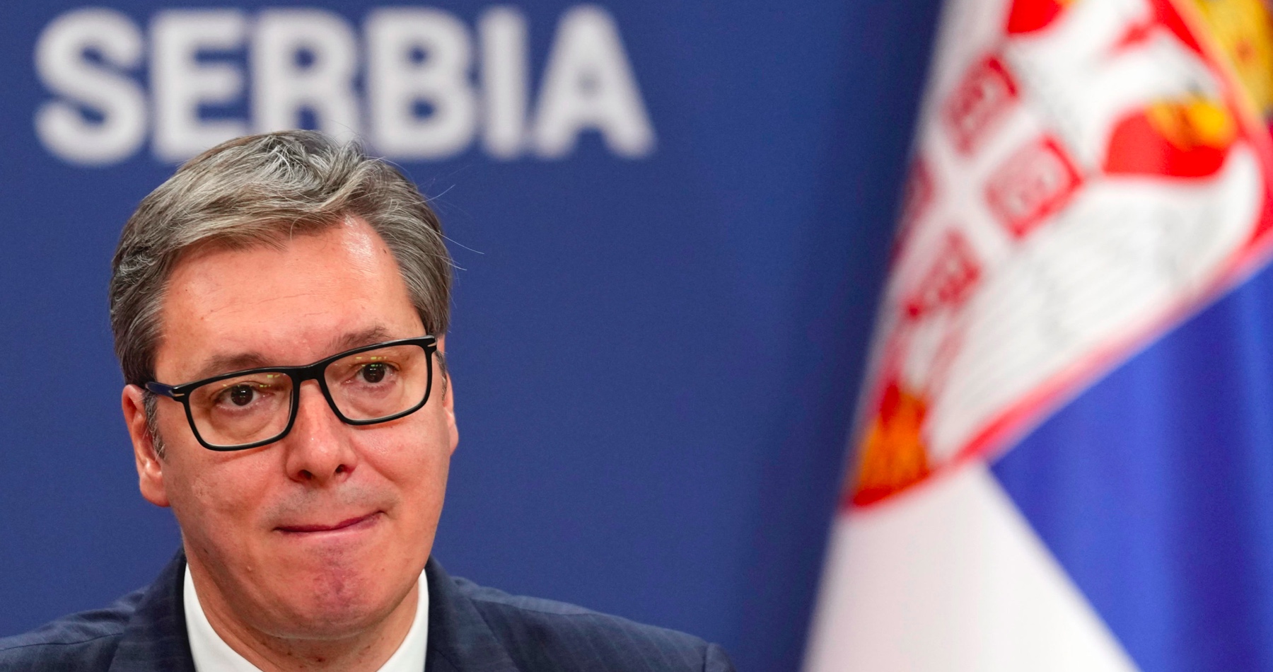 Vydieraný Vučič pripustil, že Srbsko sa nakoniec pripojí k protiruským sankciám. Srbský prezident čelí aj nátlaku ohľadne prijatia nového plánu pre Kosovo