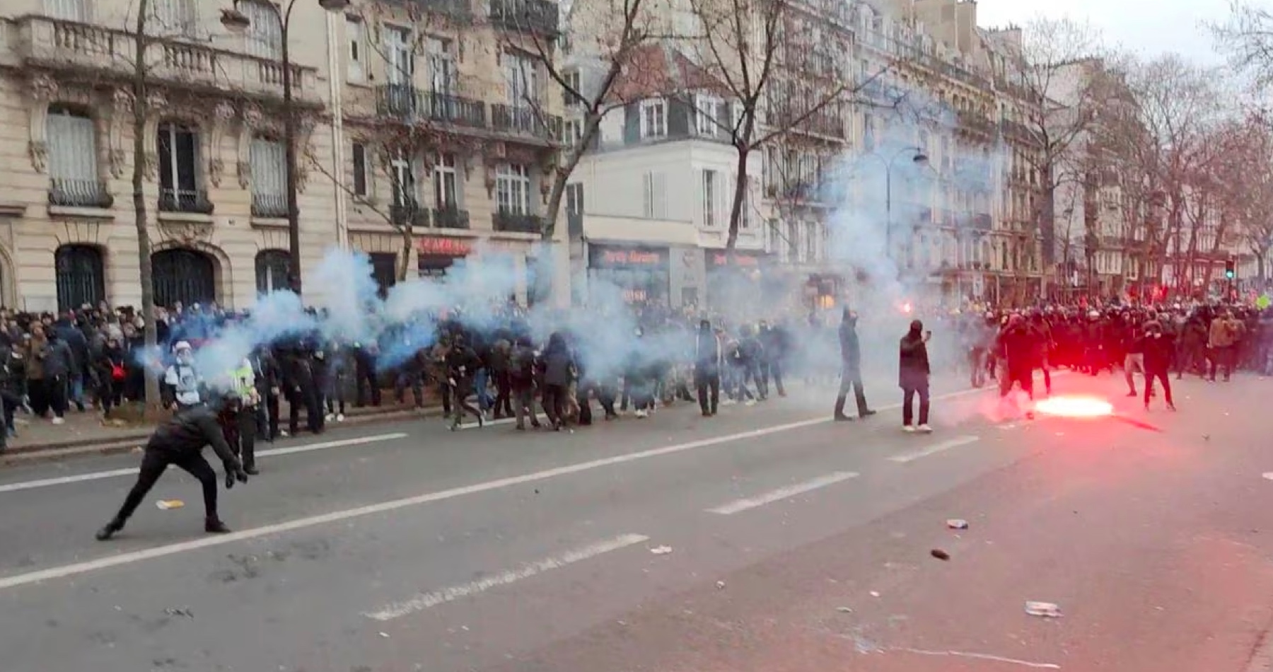 Zoufalí obyvatelé srovnávají městské násilí ve Francii s Ukrajinskou válkou