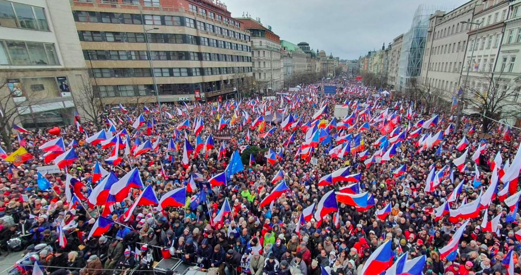 Народ против правительства. Митинг. Митинги и демонстрации. Чехия люди. Митинг в Чехии.