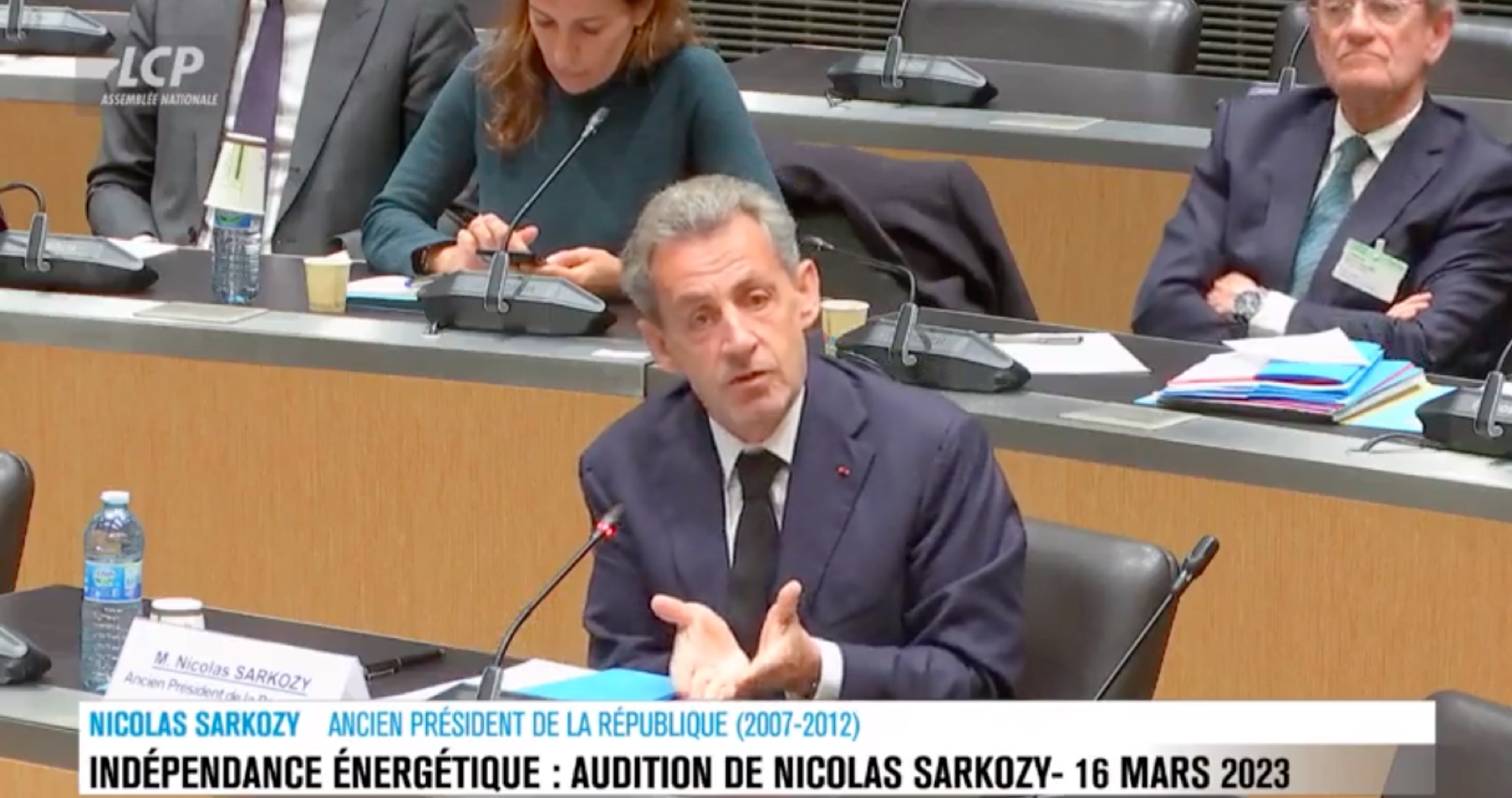 VIDEO: Francouzský exprezident Sarkozy před parlamentní vyšetřovací komisi: „Evropa je nejbrutálnějším kontinentem, ze kterého vyšly největší světové války a všichni v Evropě to mají v sobě! Zapomněli jste na Bosnu, když tvrdíte, že Evropa takovou válku jako na Ukrajině zatím nezažila! Myšlenkou vzniku EU bylo zabránit válkám, ale teď je to EU, která bubnuje do války! Inflace v Evropě se nedá zresetovat oškubáním důchodců, ale pouze zničující válkou!“