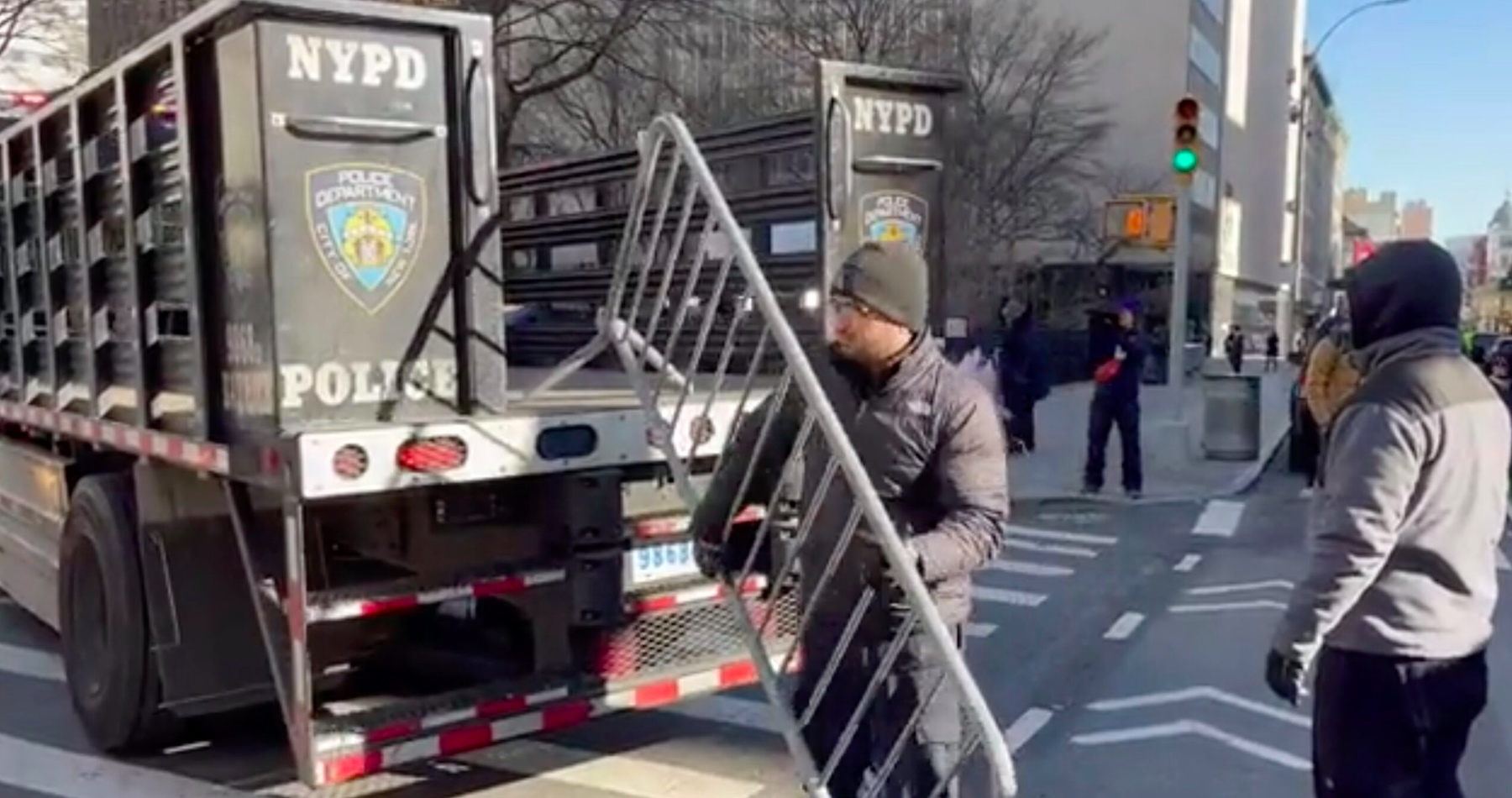 VIDEO: Trumpovi hrozí zatčení, New Yorku nepokoje. U soudní budovy rostou ocelové barikády 