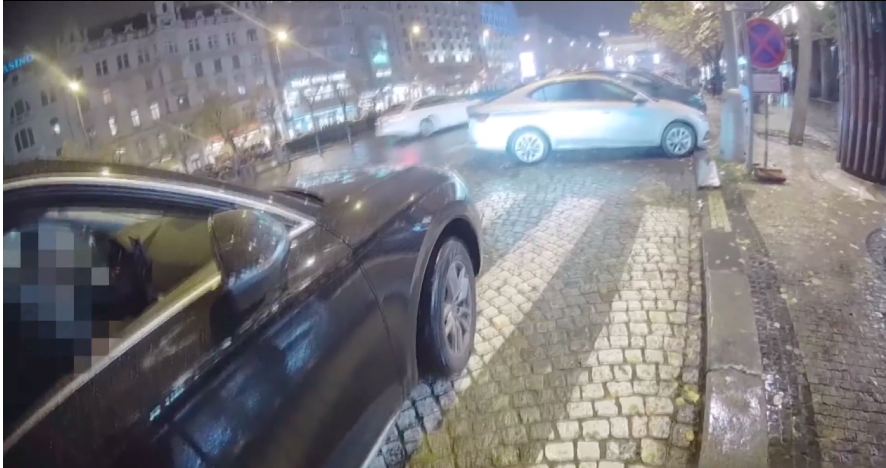 VIDEO: Moderátor Českej televízie Jakub Železný sa po spáchaní dopravného priestupku povýšenecky bavil s policajtom. Etalón slušnosti sa počas konverzačnej etudy so strážnikom obhajoval spôsobom, akoby sedel pred kamerami v televíznom štúdiu s politikom