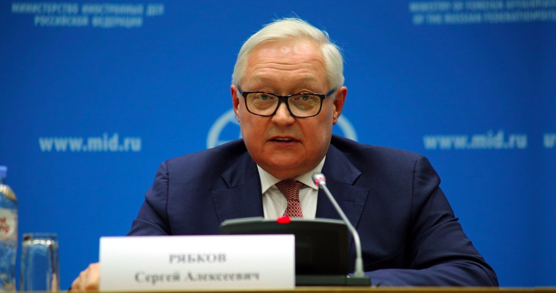 Pravdepodobnosť jadrového konfliktu je najvyššia za desaťročia, varuje Lavrovov námestník Riabkov