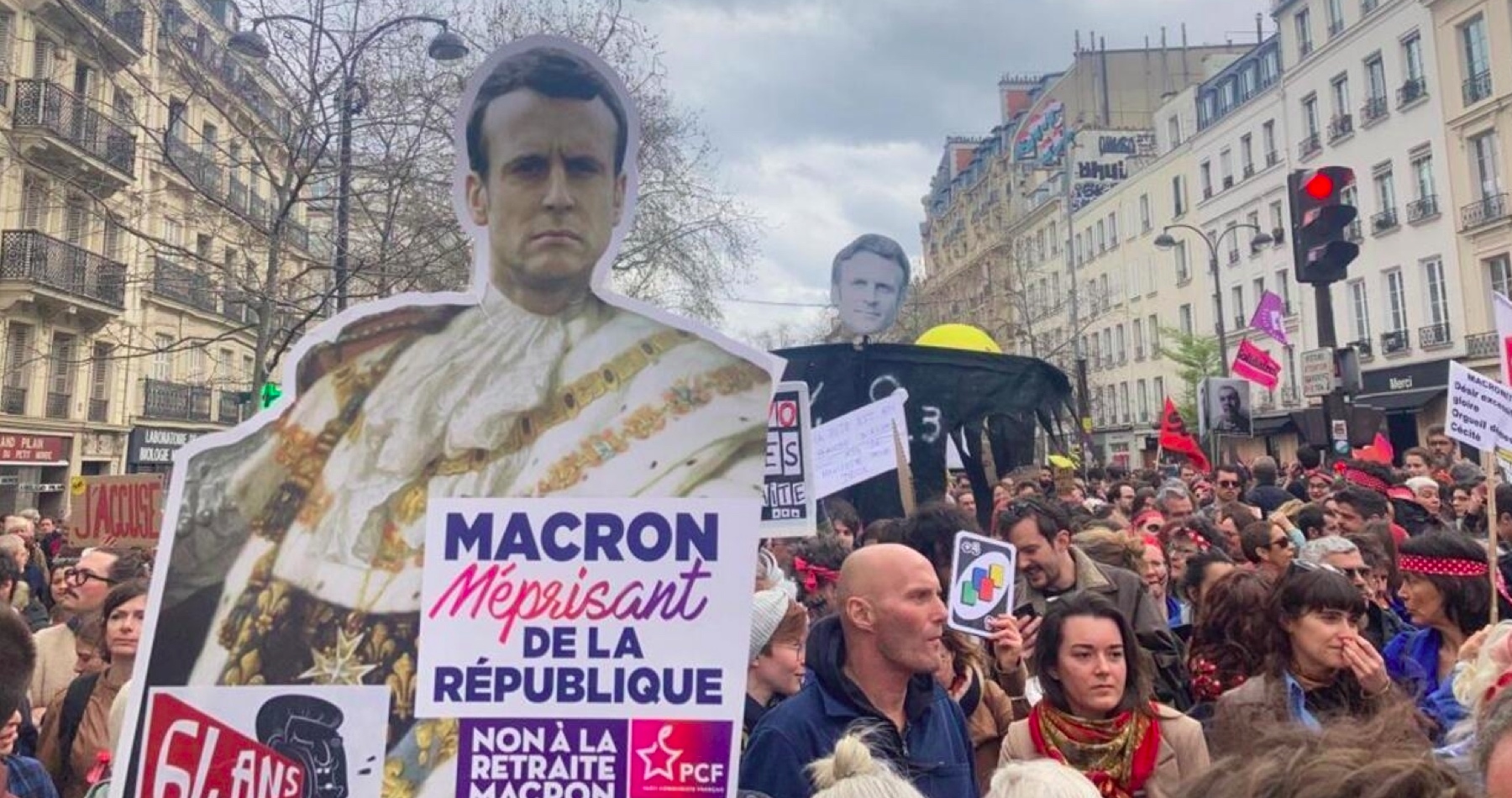 VIDEO: Milióny Francúzov sa búria proti arogantnému Macronovi a jeho nenávidenému režimu, ktorý napriek odporu ľudí bezohľadne pretláča dôchodkovú reformu. Francúzska polícia brutálne proti demonštrantom zasiahla, keď voči nim použila obušky, vodné delá a slzotvorný plyn