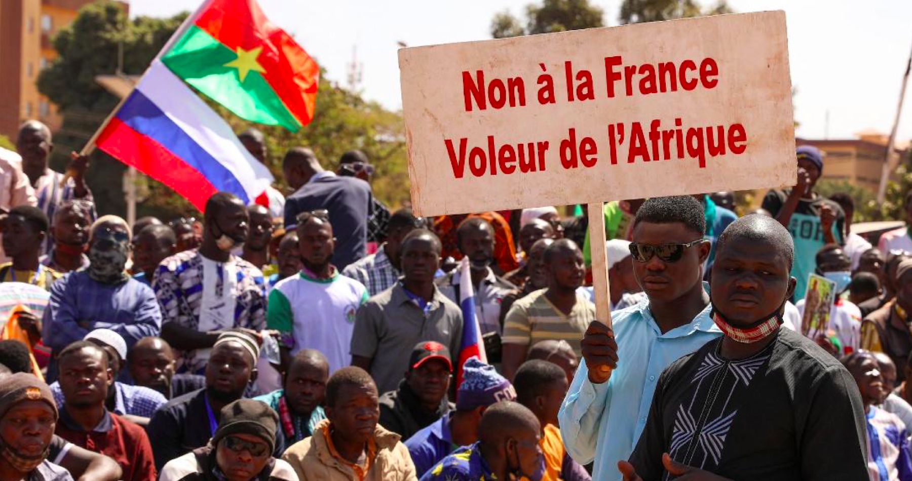 Vláda v Burkina Faso po vyzvaní francúzskych vojakov na odchod z krajiny vyháňa preč aj hlasnú trúbu Macronovho režimu - televíziu France 24. Zakladateľ ruskej žoldnierskej Wagnerovej skupiny Prigožin v liste adresovanom americkému šéfovi diplomacie pripomenul, že väčšina Afričanov neverí politike Francúzska a USA. Blinkenovi navrhol, aby sa vo Washingtone vzdali pokusov o politický vplyv v Afrike a sústredili sa výlučne na bezpečnosť, ktorú môže poskytnúť PMC Wagner 