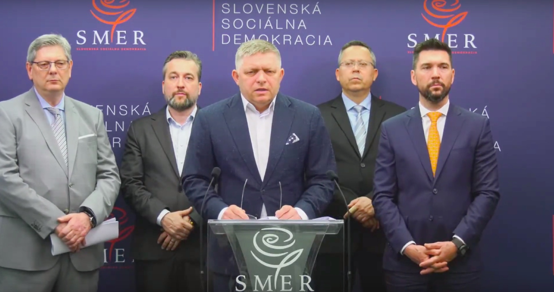 VIDEO: Obranná zmluva medzi Českou republikou a USA je výhodnejšia od tej, ktorú Naď vlani podpísal s Američanmi. Hegerova vláda sa v zmluve dobrovoľne vzdala, aby trestné činy amerických vojakov spáchané na Slovensku vyšetrovali, obžalovávali a súdili slovenské orgány