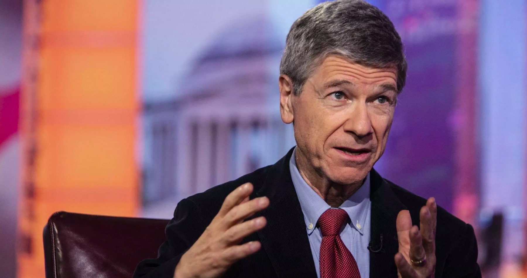 Profesor Jeffrey Sachs: „Konflikt na Ukrajine spôsobili USA. Americké zbrane ho neukončia. To dokáže len diplomatické úsilie. Nadišiel čas zastaviť provokácie a rokovať s cieľom obnoviť mier“