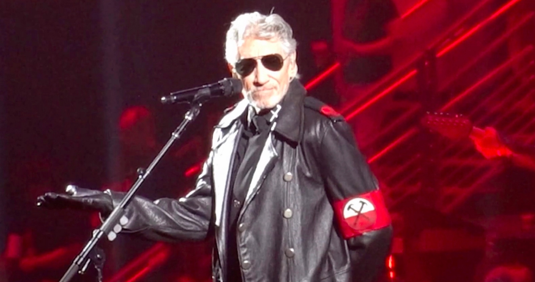 Spoluzakladateľ Pink Floydu Waters vystúpil v kostýme pripomínajúcom uniformu príslušníkov nacistickej SS, aby poukázal na historickú paralelu fašistického režimu so súčasnosťou. Nemecká polícia ho vyšetruje kvôli podozreniu zo šírenia nenávisti