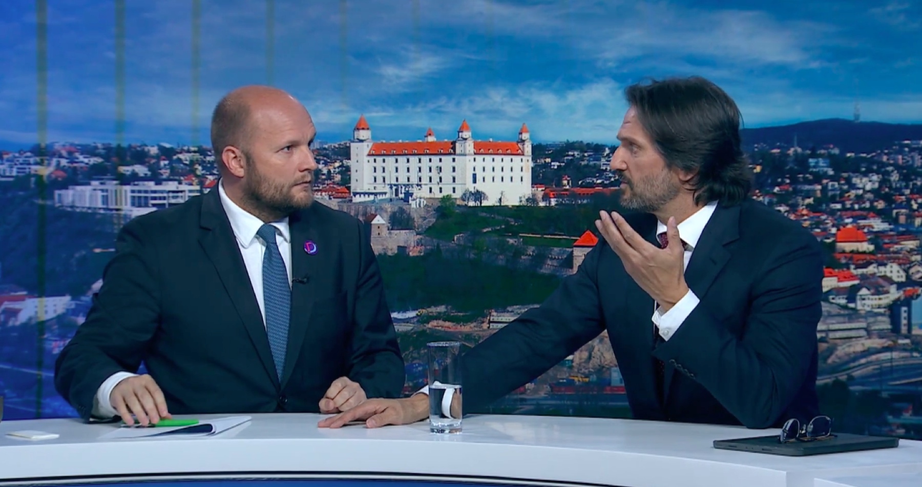 VIDEO: Naď bol v priamom prenose konfrontovaný s klamstvami ohľadne darovania systému protivzdušnej obrany S-300 Ukrajine. „Ohrozili ste obranyschopnosť Slovenska, výsledkom je 30-percentný pokles dôvery slovenskej armáde,“ pripomenul mu Kaliňák 