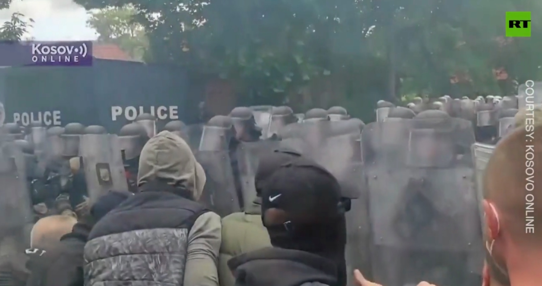 VIDEO: V severnom Kosove došlo k bitke jednotiek NATO so srbskými demonštrantmi