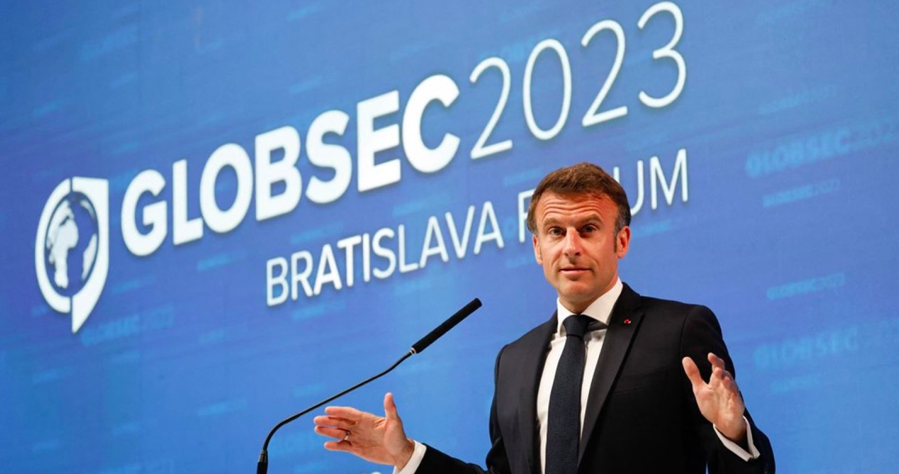 VIDEO: „Európa nesmie dovoliť, aby Rusko rozbilo jej bezpečnosť a jednotu,“ vyhlásil Macron na Globsecu v Bratislave. „Ukrajina dobytá nebude,“ povzbudil francúzsky prezident účastníkov militaristického zjazdu. Čaputová s ním neskôr debatovala na svoju obľúbenú tému: boj s dezinformáciami 