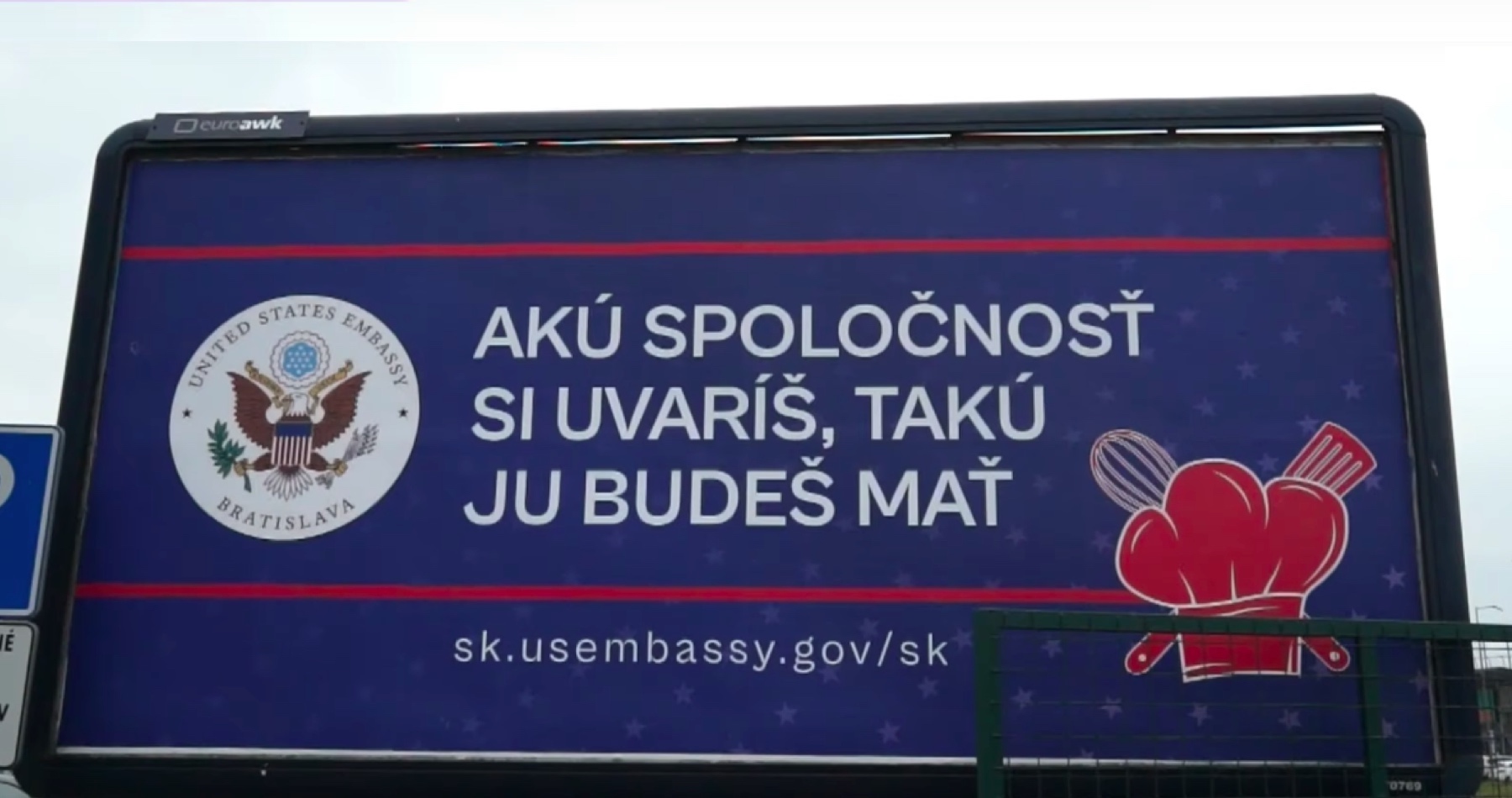 VIDEO: Ambasáda USA spustila billboardovú kampaň s cieľom zasahovať do predvolebnej kampane na Slovensku