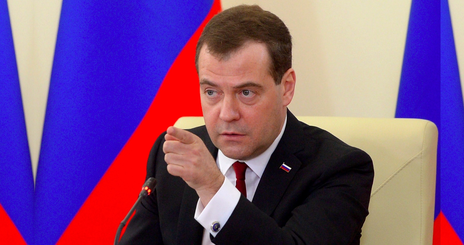 Zelenského nechajú zabiť jeho bábkovodiči v USA, ak sa im nevrátia peniaze investované do podpory ukrajinskej protiofenzívy, vyhlásil ruský exprezident Medvedev