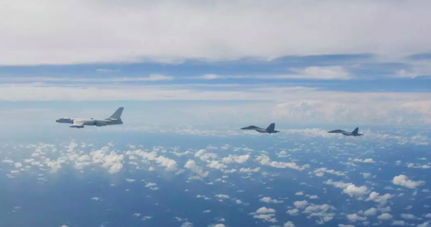 Čína po predchádzajúcich vojenských manévroch vyslala k Taiwanu desiatky čínskych stíhačiek. Peking avizuje, že v prípade potreby použije silu na obsadenie tohto ostrovného štátu, ktorý považuje za súčasť svojho územia
