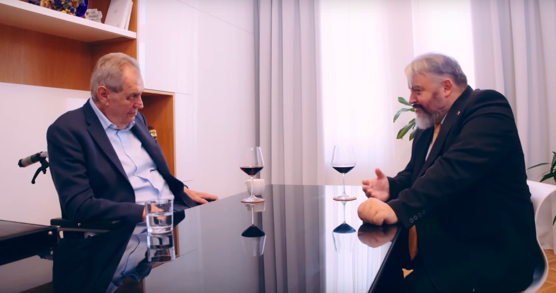 VIDEO: Chmelárov rozhovor s bývalým českým prezidentom Milošom Zemanom o voľbách, budúcnosti sociálnej demokracie, stredoeurópskej spolupráci, ale aj o medzinárodnej bezpečnosti a nedokonalosti NATO
