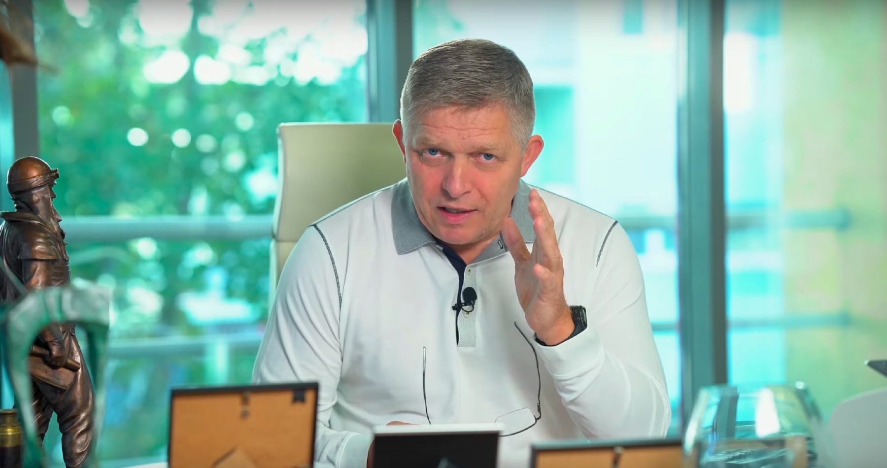 VIDEO: Fico informoval, že Sorosom a USA financovaná mimovládka Transparency International Slovensko si vymyslela kritéria hodnotenia transperentnosti volebných kampaní a na mieru ich ušila Progresívnemu Slovensku, ktorého mnohí členovia pôsobili v tejto neziskovke. Šéf Smeru zároveň prisľúbil, že v prípade svojej účasti vo vláde nedostanú podobné politicky zamerané mimovládne organizácie od štátu ani cent a bude na ne uplatňovať americký zákon o registri zahraničných agentov