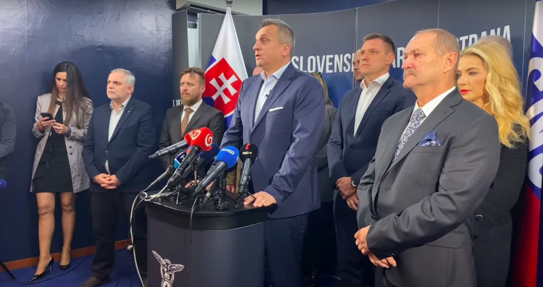 VIDEO: Redaktorov denníka SME, Aktualít a Denníka N nepustili na tlačovú  konferenciu strany SNS: „Ste politické denníky mladého Šimečku. Ak chcete  robiť politiku, tak tu nebudete nikdy na našej tlačovke,“ odkázal im