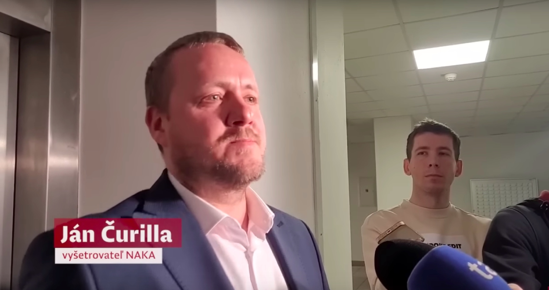 Obvinený policajt z NAKA Čurilla tvrdí, že jeho diskreditáciu riadi exvyšetrovateľ kauzy Gorila. Vo svojej nedávnej výpovedi pred vyšetrovateľom hovoril o Petrovi Koščovi alias pánovi X, súčasnom šéfovi policajnej inšpekcie Zurianovi, generálnom prokurátorovi  Žilinkovi, bratislavskom krajskom prokurátorovi Remetovi, advokátke Mišíkovej, ale aj o nahrávke konkurzného právnika Zoroslava Kollára