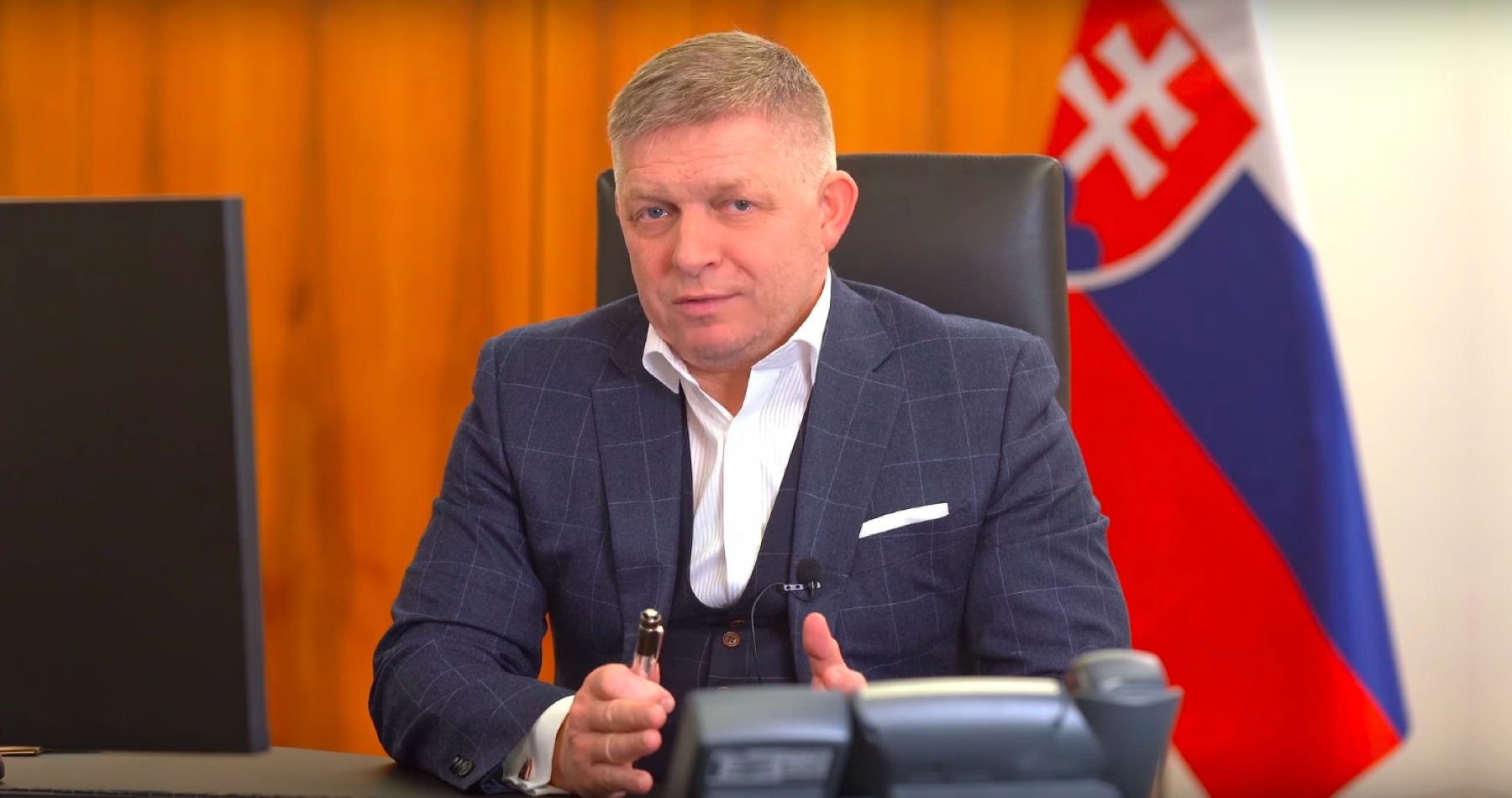 VIDEO: Fico si pozval na koberec šéfa Úradu pre reguláciu sieťových odvetví, ktorý na hulváta chcel Slovákom zvýšiť ceny plynu o 125 percent bez toho, aby len o tom vládu informoval. „Takúto primitívnosť som nečakal. Nezávislému pánovi predsedovi ÚRSO Jurisovi som sa od srdca prihovoril. Jeho aj jeho kolegov považujem za sociálnych teroristov a budú okamžite odvolaní. Riešenie, aby plyn nešiel hore, nájdeme!“
