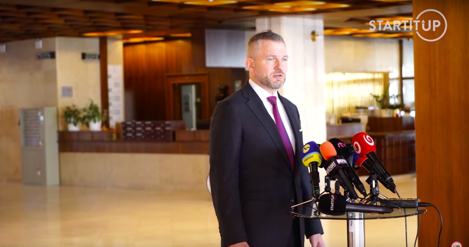 VIDEO: Pellegrini upratal redaktorku mainstreamu, ktorá namiesto otázok prezentovala svoje obmedzené názory: „Vaše úsudky si nechajte na písanie komentárov alebo blogov. Mňa konfrontujte otázkami a nie vašimi názormi“