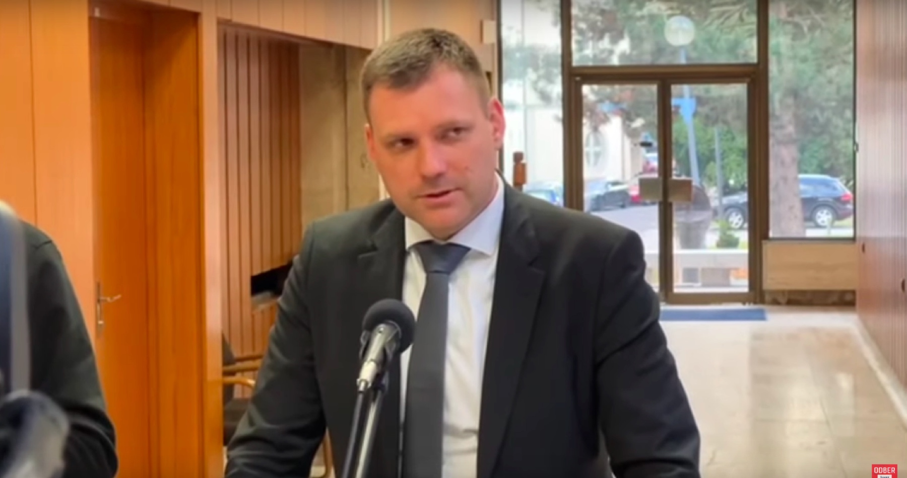 VIDEO: Minister Taraba sa pustil do redaktora Denníka N za jeho hoaxerský článok, v ktorom si drzo vymyslel príbeh, že prezidentka Čaputová a on majú problém letieť spolu v jednom lietadle: „Vyprosujem si od Vás takéto primitívne hoaxy!“