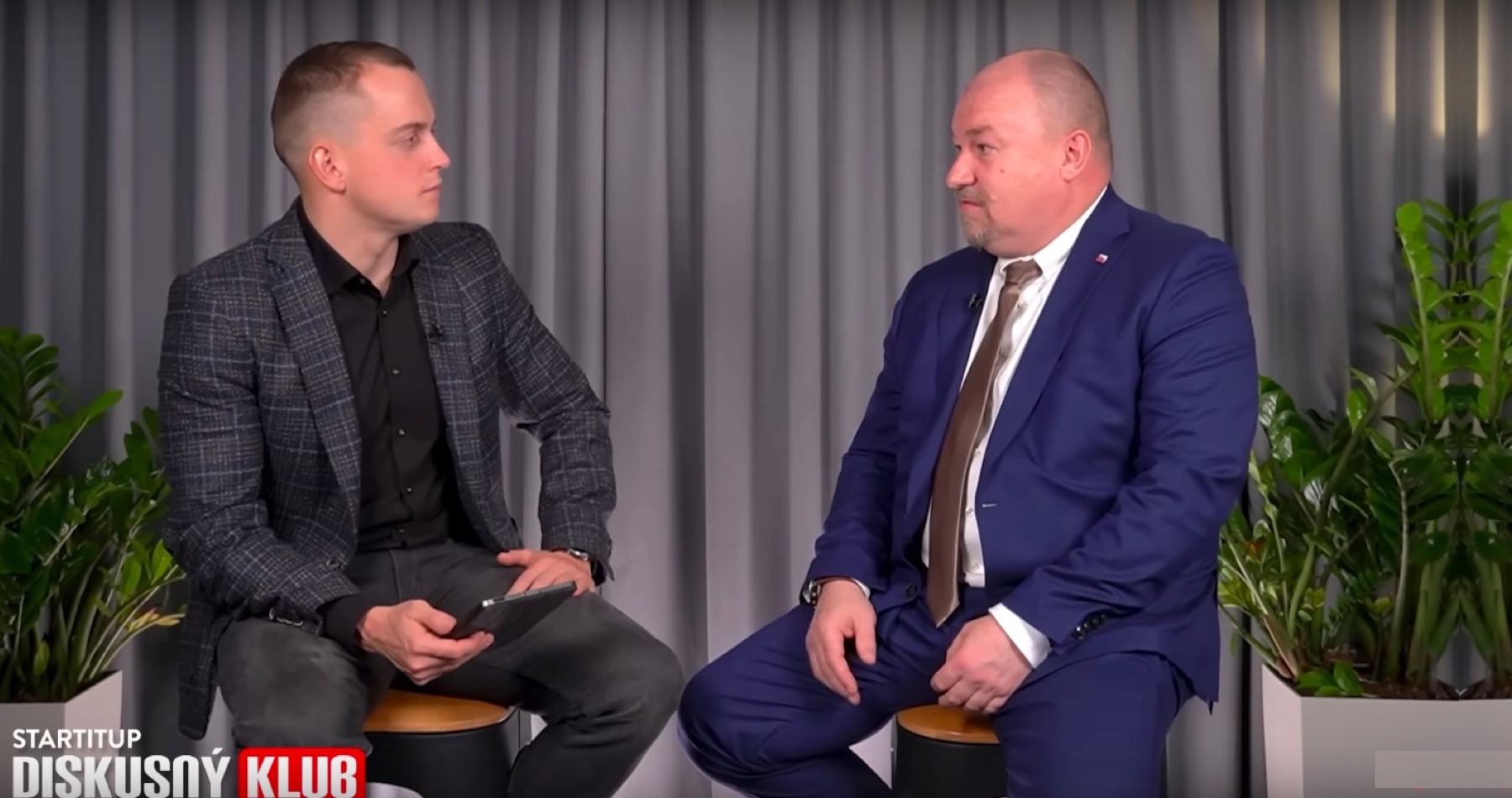 VIDEO: Huliak približuje, ako v parlamente funguje opozícia na čele s progresívcami, aké rozvrátené Slovensko zdedila nová vládna koalícia, hovoril o krvácajúcom Slovensku v dôsledku samovražednej protiruskej politiky a konfrontoval suverénneho probruselského & proukrajinského „hujera“ s tvrdými faktami, ktoré jeho limitovaný poznatkový rámec a jednostranná mentálna výbava nedokáže prijať vzhľadom na neschopnosť prekročiť tieň politického aktivizmu a robiť objektívnu žurnalistiku hľadajúcu pravdu a informovať slovenskú verejnosť o politickej realite bez ideologického fanatizmu