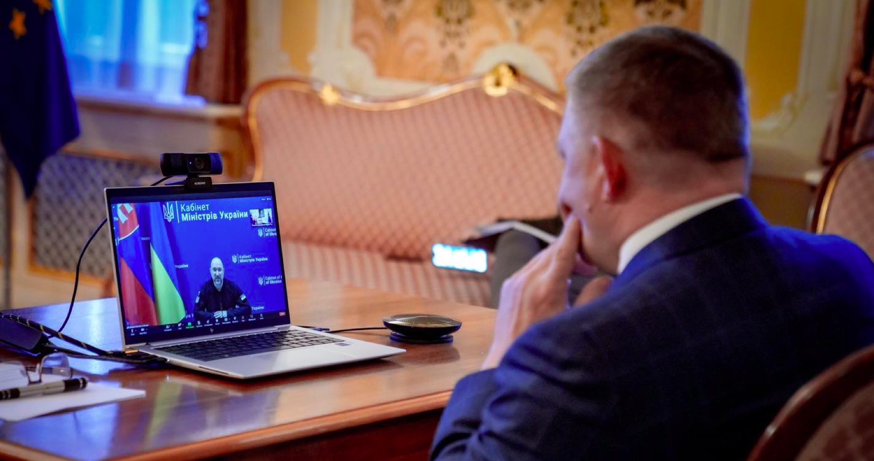 Neveríme vo vojenské riešenie konfliktu na Ukrajine. Vylučujem dodávky zbraní a munície zo štátnych skladov a armády, vyhlásil Fico v rozhovore s ukrajinským premiérom Šmyhaľom