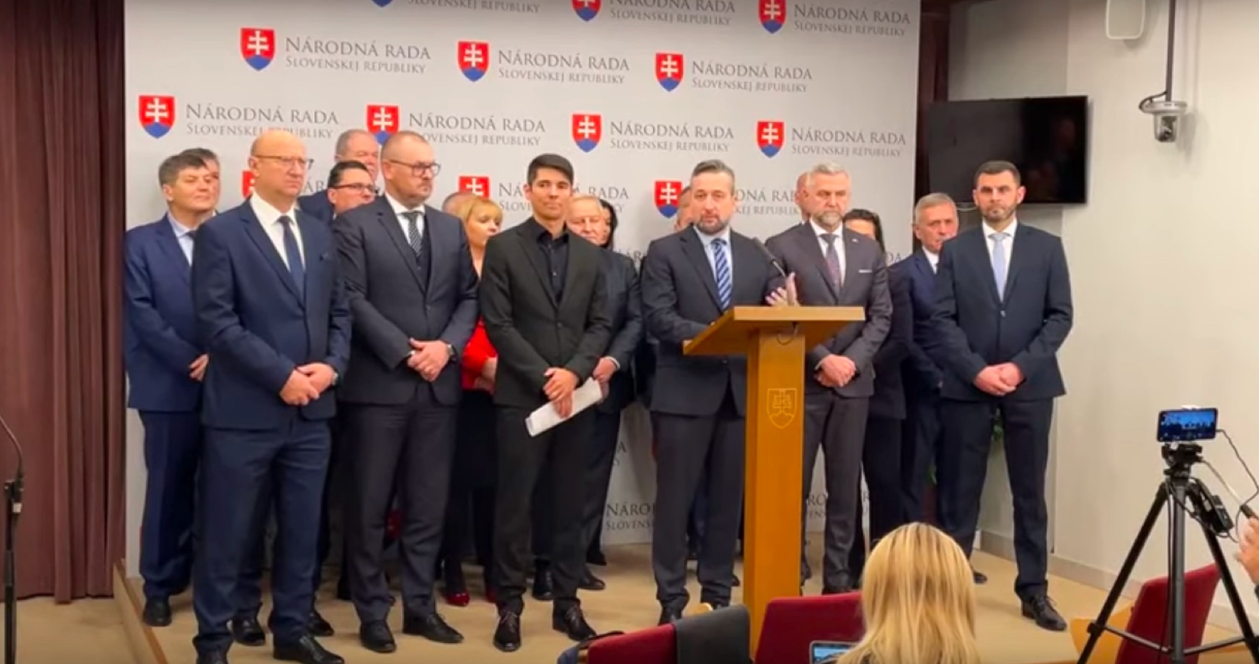 VIDEO: Poslanci slovenského parlamentu vyzvali šéfa SaS Richarda „Excel“ Sulíka uhradiť škody napáchané na medzinárodnej výstave Expo v Dubaji