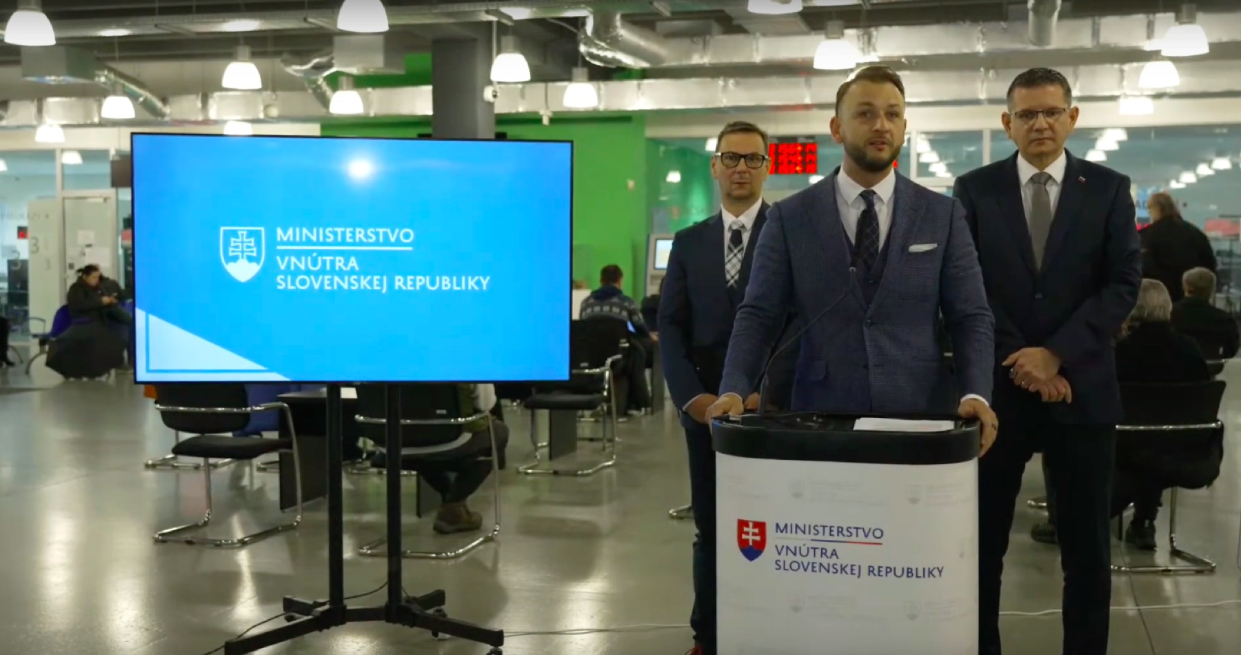VIDEO: Šéf rezortu vnútra Šutaj Eštok zverejnil meno prvého „kostlivca“, ktorého po príchode na ministerstvo vo svojej skrini po vyčíňaní Matovičo-Hegerovo-Ódorovho režimu našiel v skrini svojho predchodcu na úrade - koniec platnosti ružových vodičákov. Romana Mikulca podľa neho namiesto riadenia ministerstva a riešenia problémov zaujímala politická pomsta a čistky v polícii za účelom prenasledovania opozície v spolupráci s čurillovcami