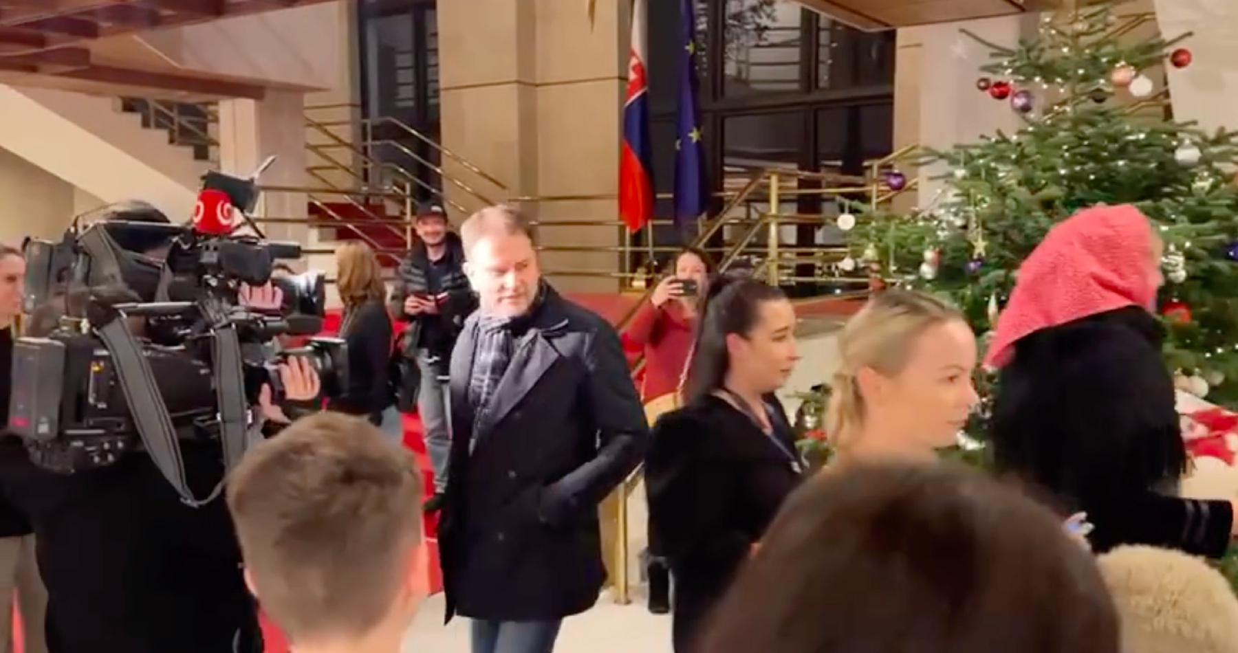 VIDEO: Keď s Mikulášom chodí aj čert alebo ako detská súborová vedúca upratala v parlamente Matoviča
