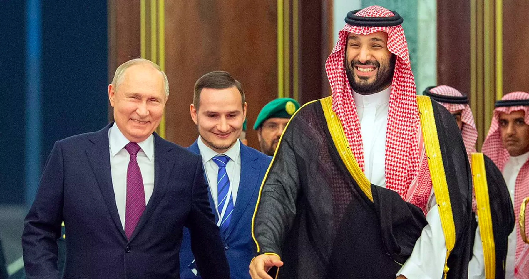 VIDEO: Putinovi sa v Saudskej Arábii dostalo srdečného privítania, v Spojených arabských emirátoch ho s vojenskými poctami privítali ako kráľa. Nemecký prezident Frank-Walter Steinmeier musel v katarskej metropole Dauhá pol hodiny čakať so skríženými rukami vo dverách lietadla, pretože ho nemal kto privítať. Takto vyzerá sprievodný proces radikálneho prerodu sveta unipolárneho a jeho transformácia na svet multipolárny