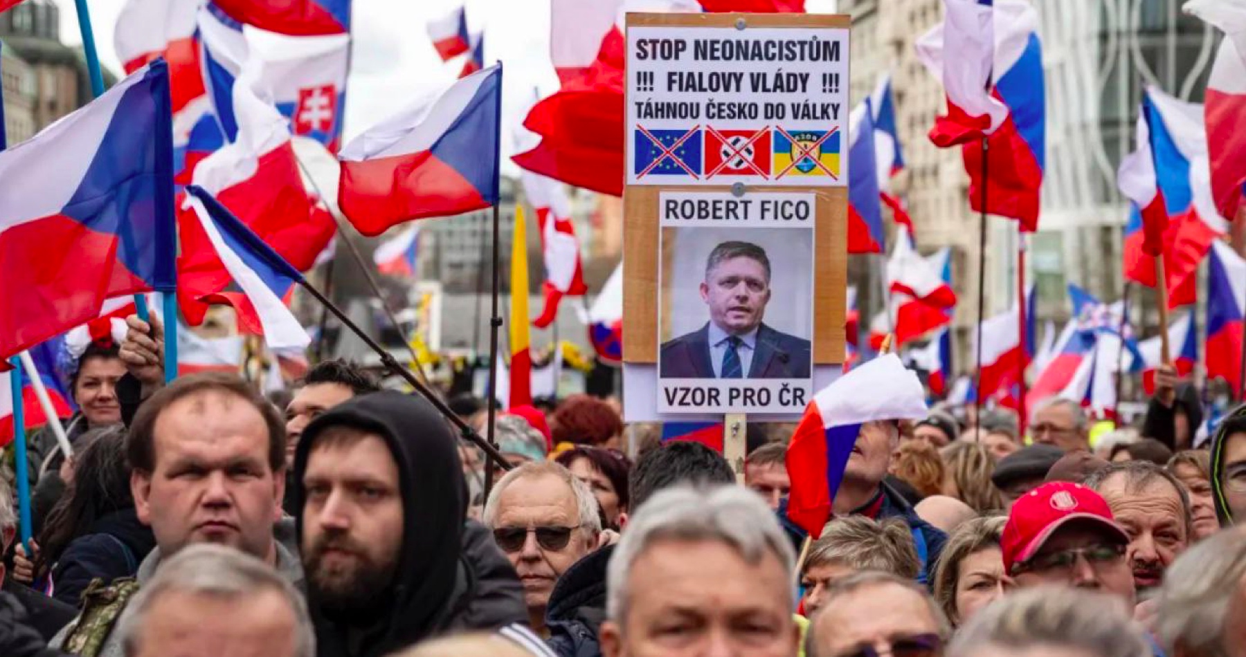 VIDEO: Na Václavskom námestí v Prahe sa konala masová demonštrácie proti proamerickej a proukrajinskej Fialovej vláde. Viali na nej aj slovenské vlajky. Demonštranti označovali slovenského premiéra Roberta Fica za vzor pre Českú republiku