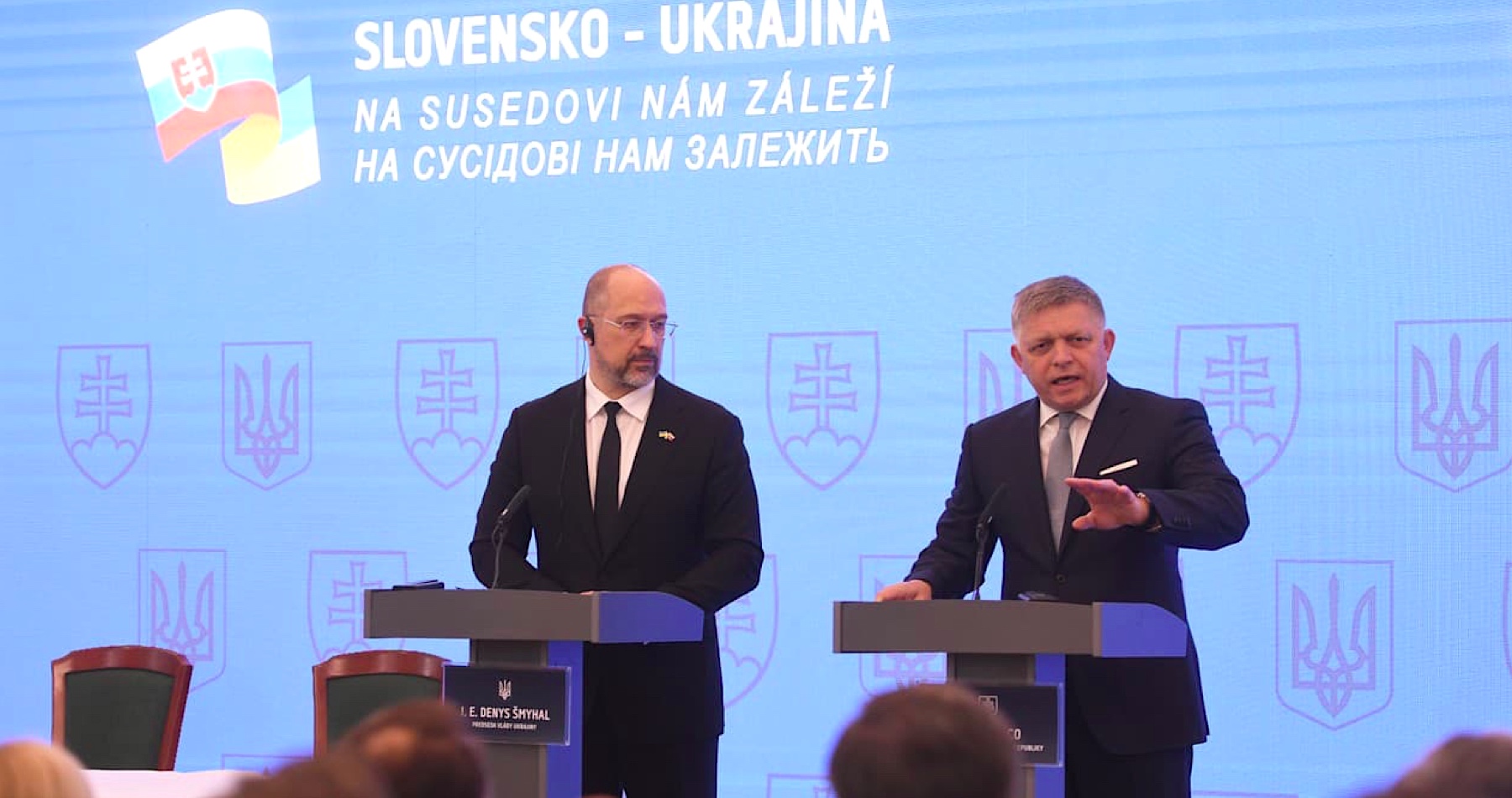 VIDEO: Fico sa na východnom Slovensku stretol so svojim ukrajinským náprotivkom Šmyhalom: „Sme tu, aby sme vám pomáhali. Naše žabomyšie vojny sú v porovnaní s tým, čo zvádzate vy, niekedy až smiešne,“ vyhlásil slovenský premiér. Chmelár tvrdí, že predseda Smeru spravil husársky kúsok a dodal, že „výsledok rokovaní v Michalovciach je hodenou rukavicou Bruselu a jeho ideologickým mindrákom“