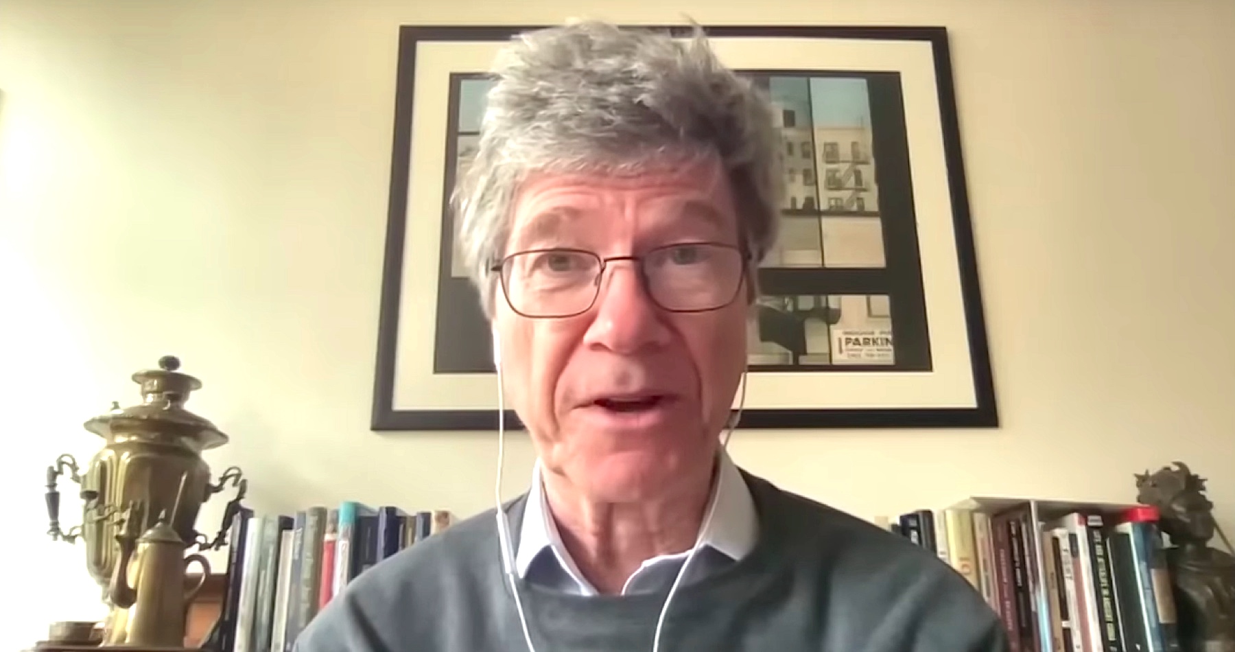 VIDEO: Profesor Jeffrey Sachs obvinil Fialovu vládu zo snahy eskalovať konflikt s Ruskom a ocenil slovenského ministra zahraničia Blanára za jeho stretnutie so šéfom ruskej diplomacie Lavrovom. „Európa a jej lídri nechápe súčasnú geopolitickú situáciu a ešte ju aj skresľujú a zhoršujú. Ste závislí na USA. Musíte sa spamätať a prestať byť už príveskom Washingtonu a viesť s Američanmi zástupnú vojnu proti Rusku. Politikou Spojených štátov je americká hegemónia, ktorá vedie iba k vojnám a napätiu. CIA destabilizuje tajnými operáciami vlády iných štátov a robí prevraty po celom svete. A toto platí aj v prípade konfliktu na Ukrajine,“ vyhlásil