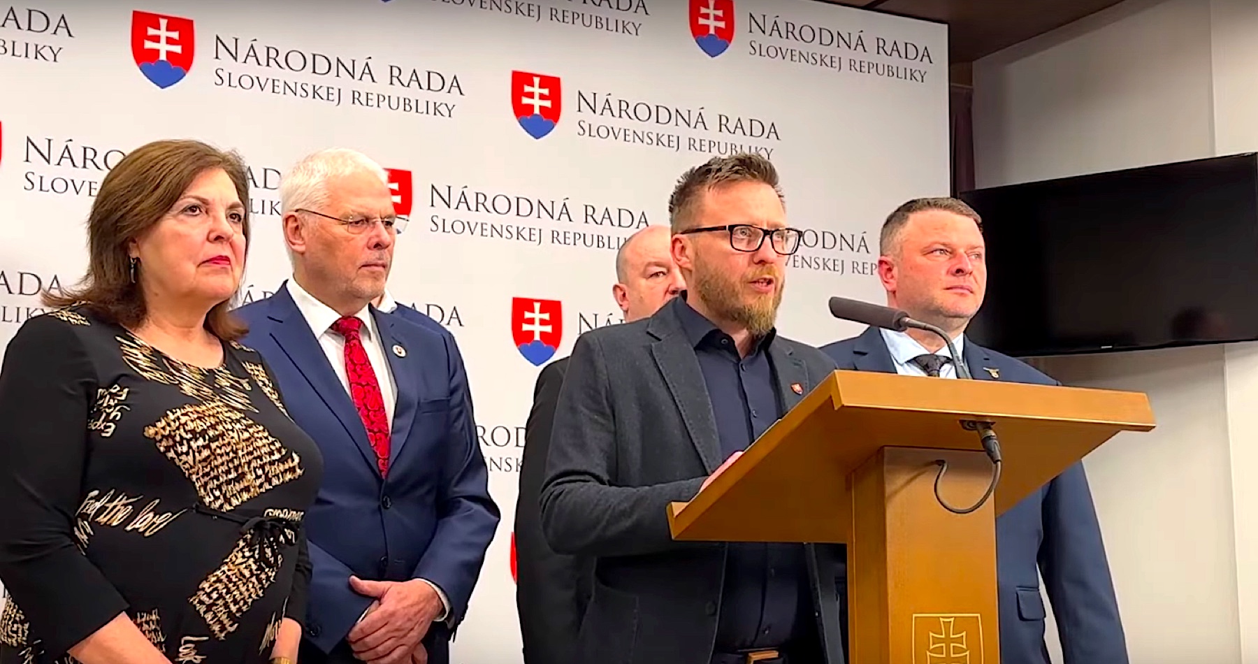 VIDEO: Kotlár požiadal o analýzu MOM-iek, ktoré počas covidizmu špárali ľuďom v nose, zarábali na tom pre svojich majiteľov obrovské peniaze, ktorí sa tak zo štátnych peňazí vďaka klientelizmu obohacovali na úkor občanov Slovenska