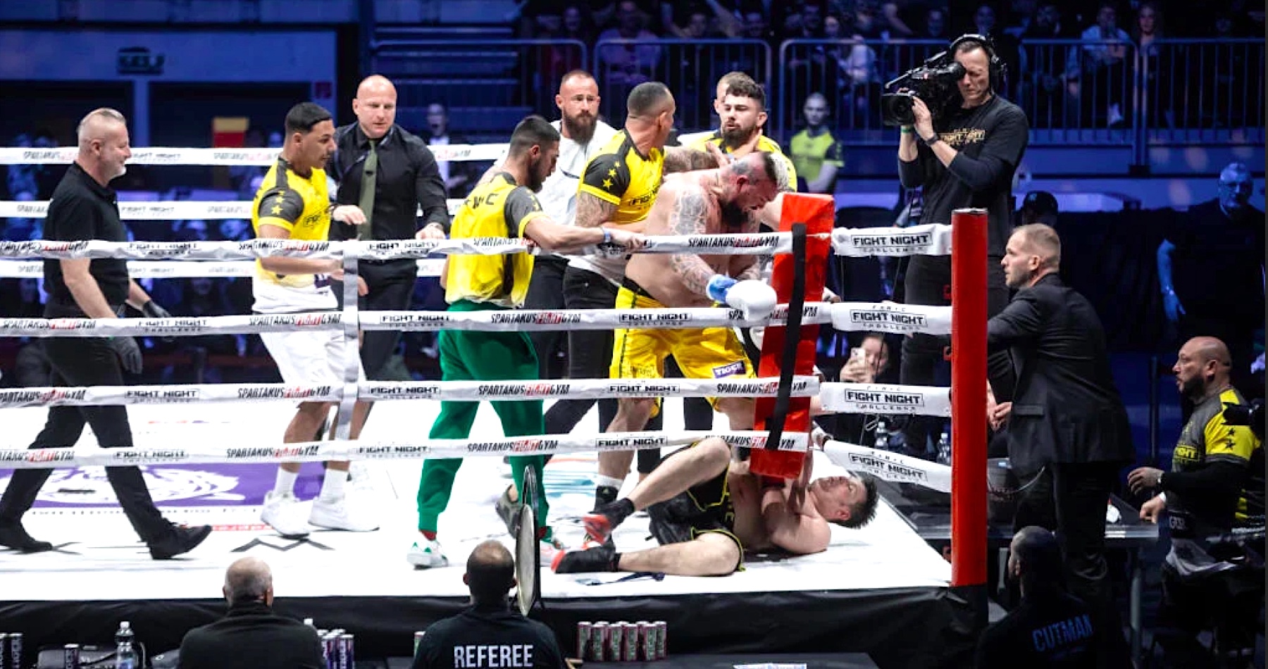 VIDEO: Matovičov prepnutý poslanec - boxer Tankó - počas súboja boxerov, influencerov a MMA zápasníkov dokopal v ringu chrbtom otočeného ležiaceho bezbranného bojovníka. Mazurek ho označil za spodinu, prirovnal jeho správanie k nepríčetnému straníckemu šéfovi a vyzval, aby sa vzdal poslaneckého mandátu