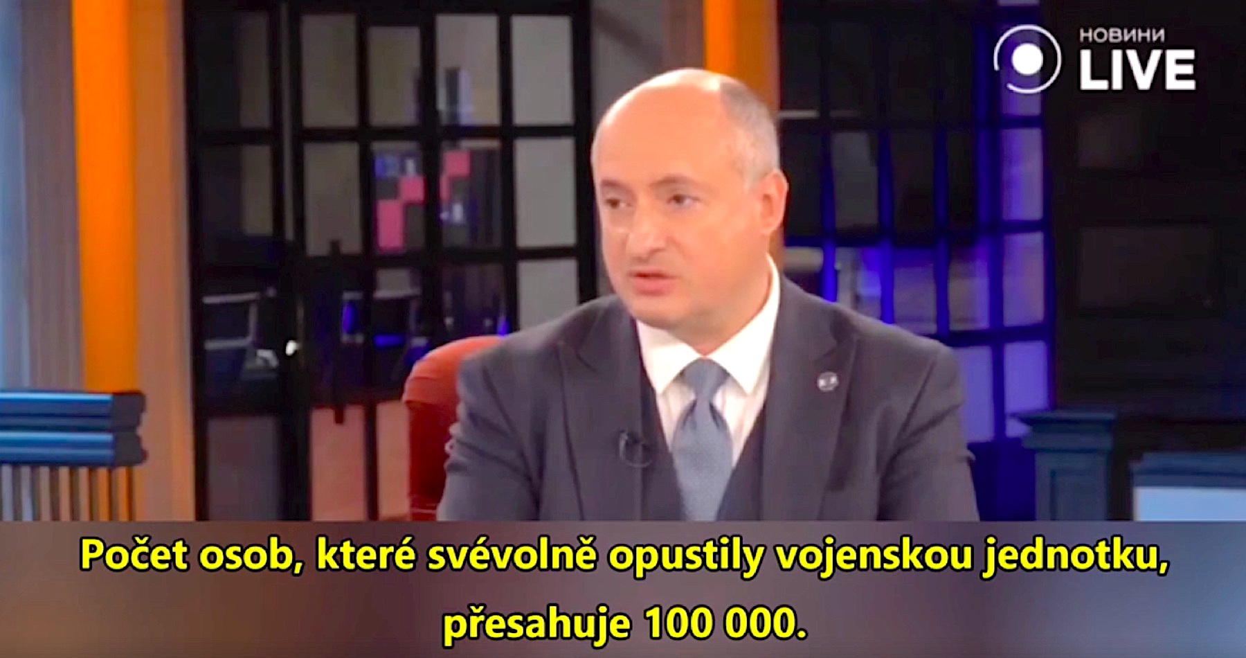 VIDEO: Více než 100 tisíc ukrajinských vojáků dezertovalo z armády a nikdo to neřeší, protože Ústavní soud Ukrajiny před lety zrušil Vojenské soudy. Šokující číslo ukrajinské prokuratury odhalil v ukrajinské televizi prezident Kyjevského arbitrážního soudu. Ministerstvo zahraničí nařídilo konzulátům zákaz poskytování služeb všem Ukrajincům ve věku od 18 do 60 let, s výjimkou papírů k návratu na Ukrajinu