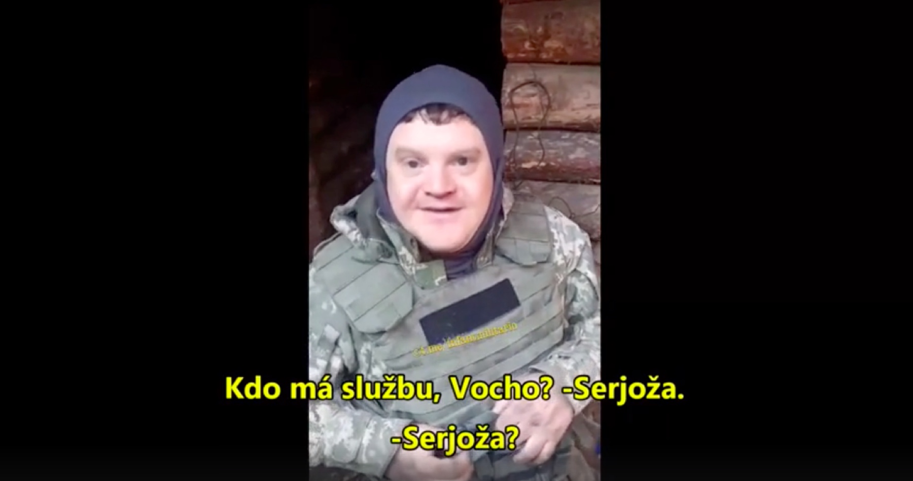 VIDEO: Na ukrajinském konzulátu ve Varšavě vznikl okupační tábor Ukrajinců, kterým nechtějí vydat již vyrobené a nachystané nové pasy. Ukrajinská armáda již začala do zákopů povolávat i mentálně postižené Ukrajince
