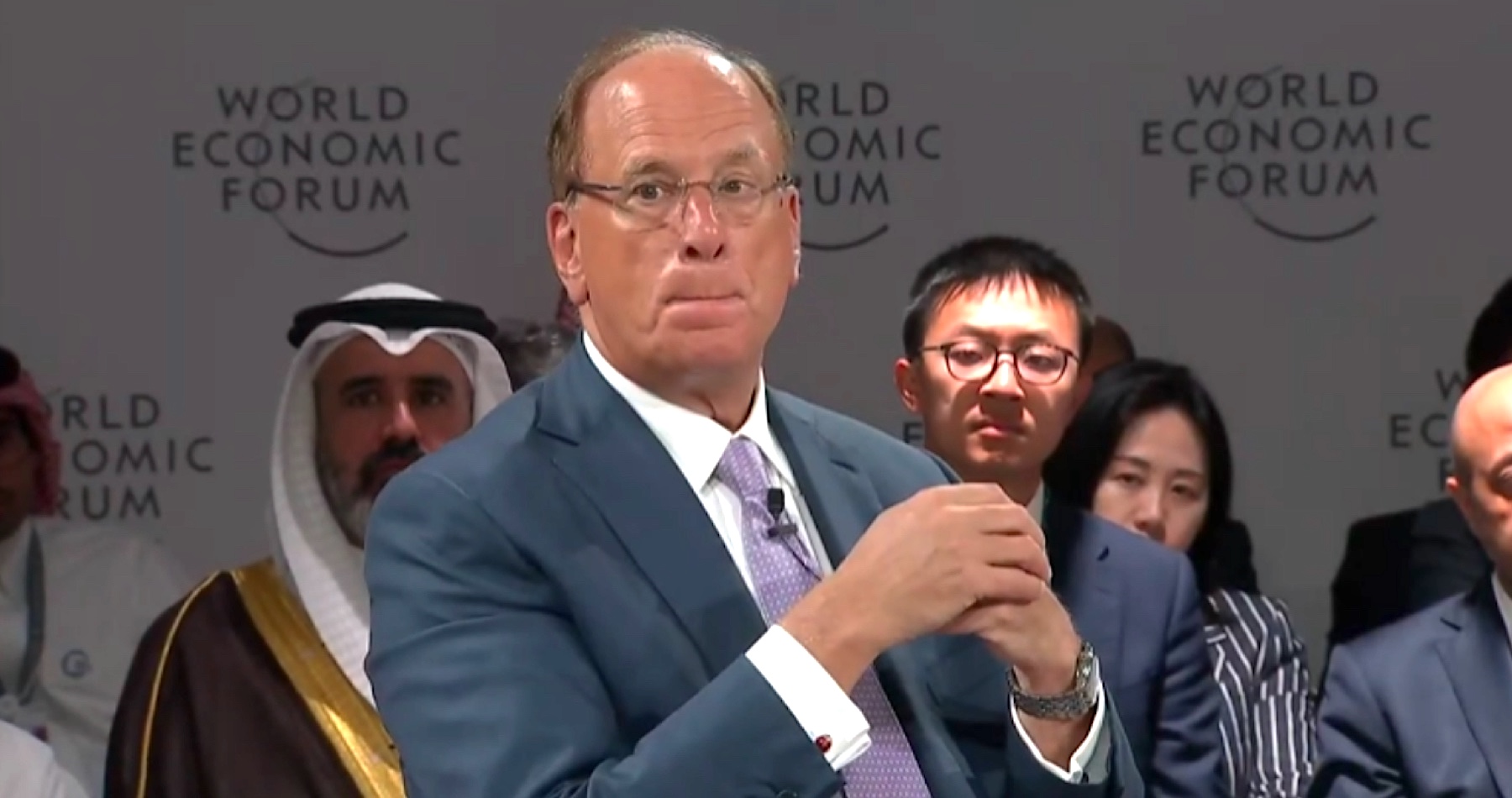 VIDEO: Šéf globálnej gigafirmy „BlackRock“ Larry Fink vyhlásil, že krajiny s klesajúcou pôrodnosťou budú ľahšie nahrádzať ľudí strojmi