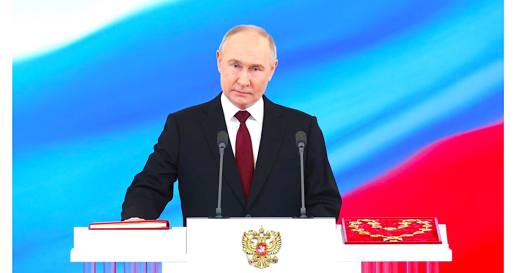 VIDEO: Putin sa ujal svojho piateho funkčného obdobia na čele Ruskej federácie. „Spolu s našimi partnermi v eurázijskej integrácii a ďalšími suverénnymi centrami rozvoja budeme naďalej pracovať na vytváraní multipolárneho svetového poriadku. Spoločne zvíťazíme!,“ povedal šéf Kremľa pri skladaní prezidentského sľubu, v ktorom vyhlásil, že jeho krajina je otvorená dialógu so Západom, ak sa ten namiesto agresie namierenej voči Rusku  bude usilovať o mier a spoluprácu